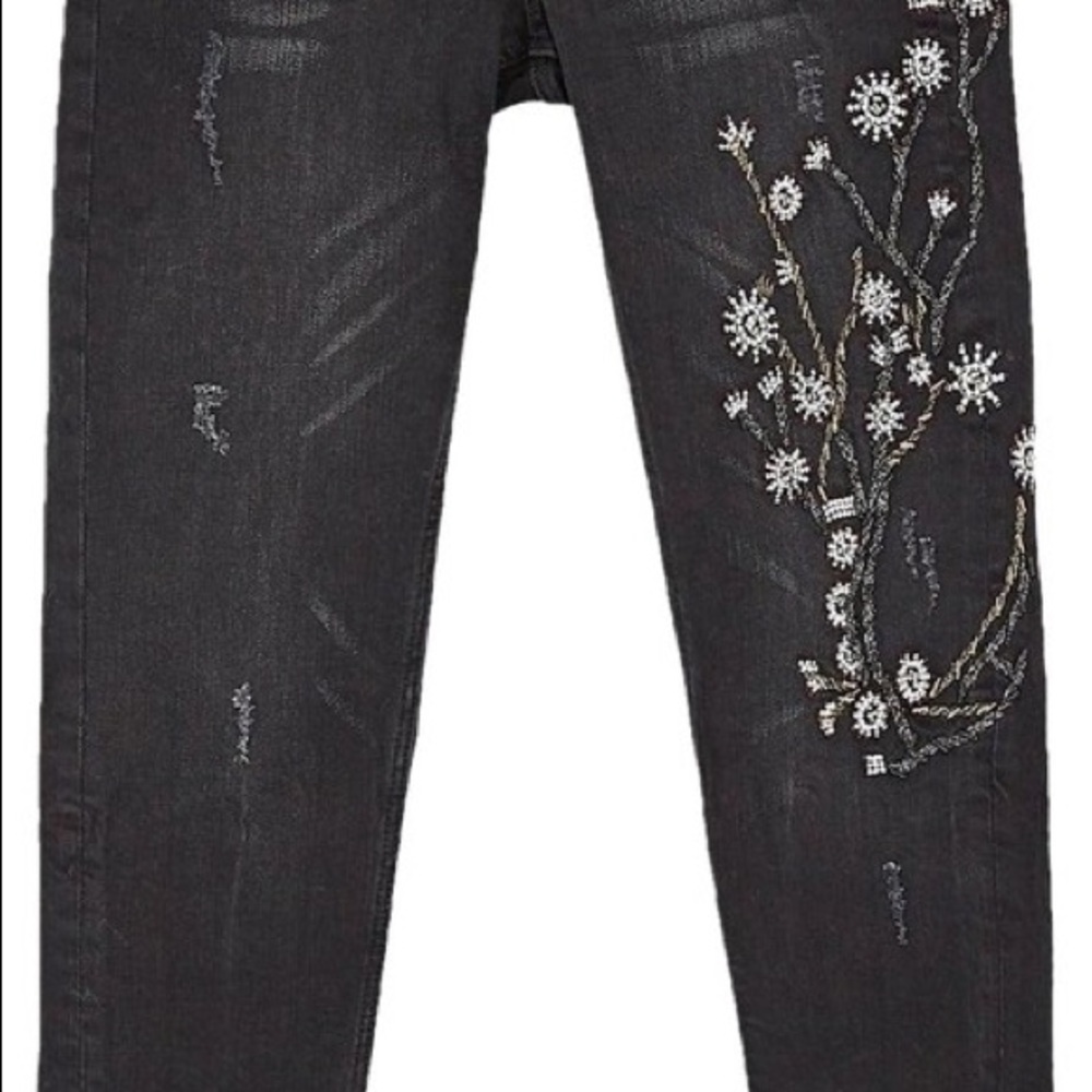 Black skinny jeans with flower detail